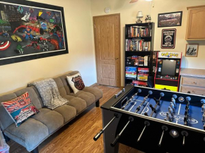 20 Miles to Windham Mountain King Bed, Game Room, Out Door Patio